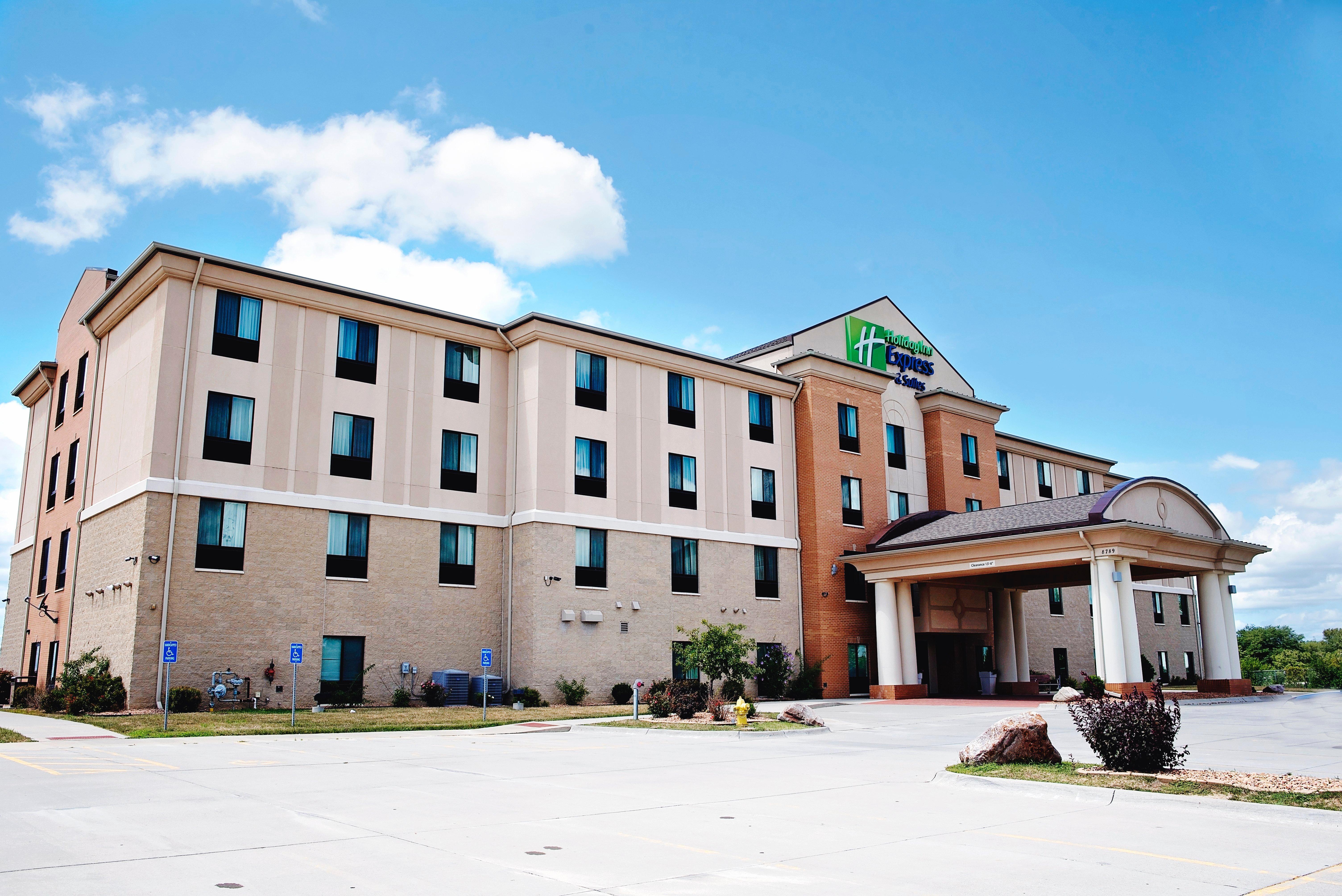 Holiday Inn Express And Suites Urbandale Des Moines, An Ihg Hotel Экстерьер фото